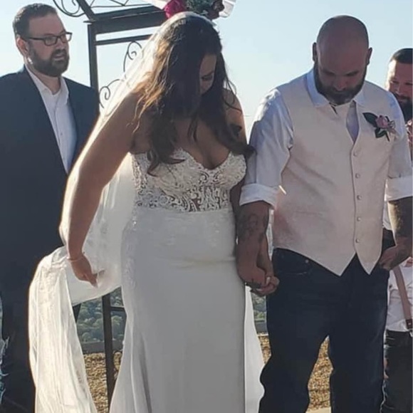 WEDDING DRESS - Picture 2 of 4